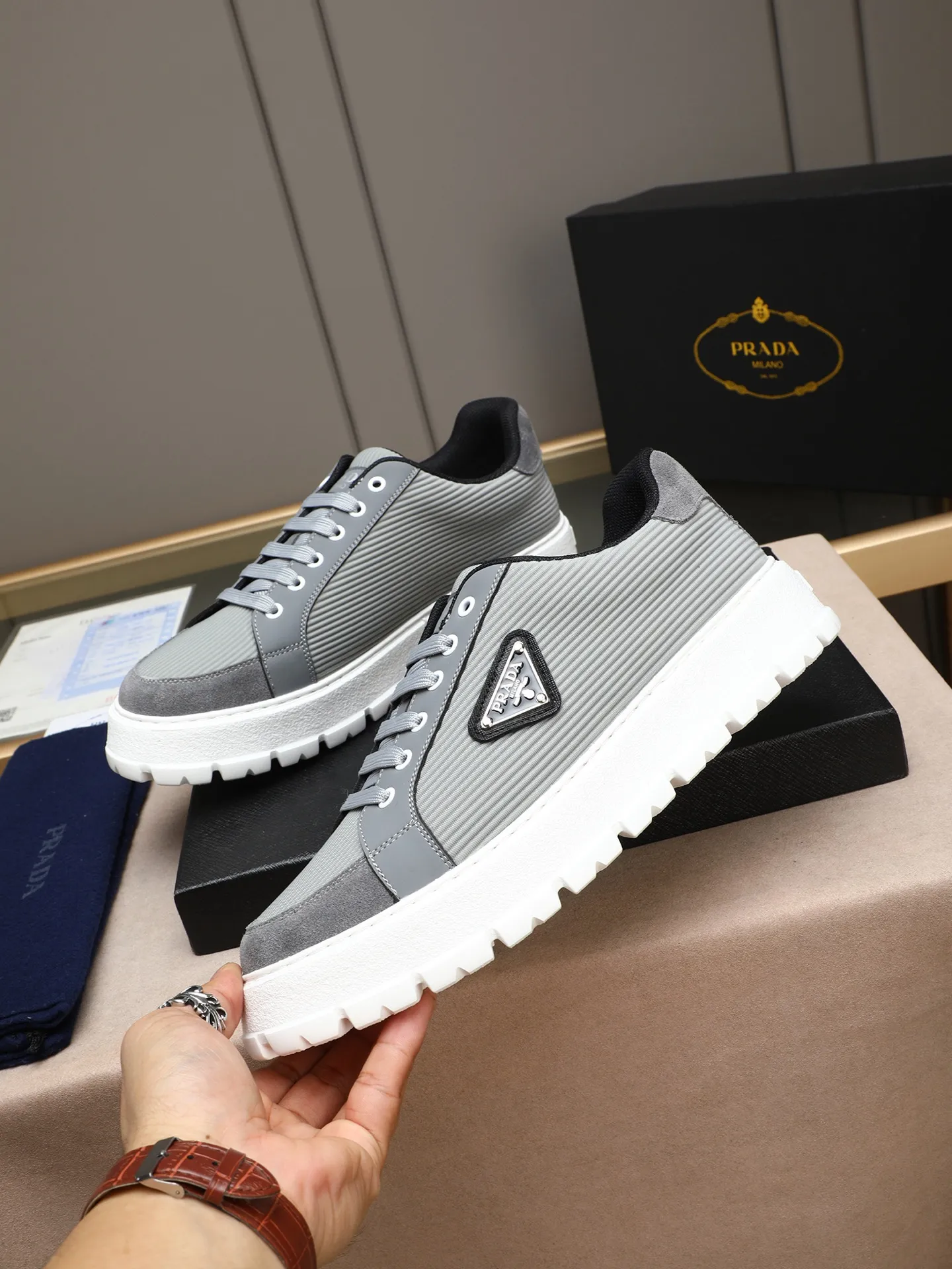 Men's Men's Shoes 💰440 Prada/Prada Men's new casual shoes, this sports shoe is made of imported calfskin upper with breathable mesh and breathable mesh lining. The foot pads are made of sheepskin, and the outsole is made of non-slip sports exclusive rubber outsole with logo. It feels good on the feet and is a fashionable item! Size: 38-44 (45 customized)